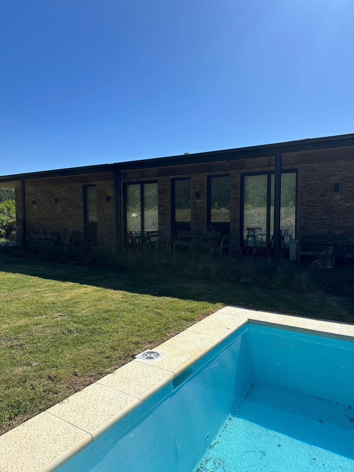 Piscina exterior de la casa