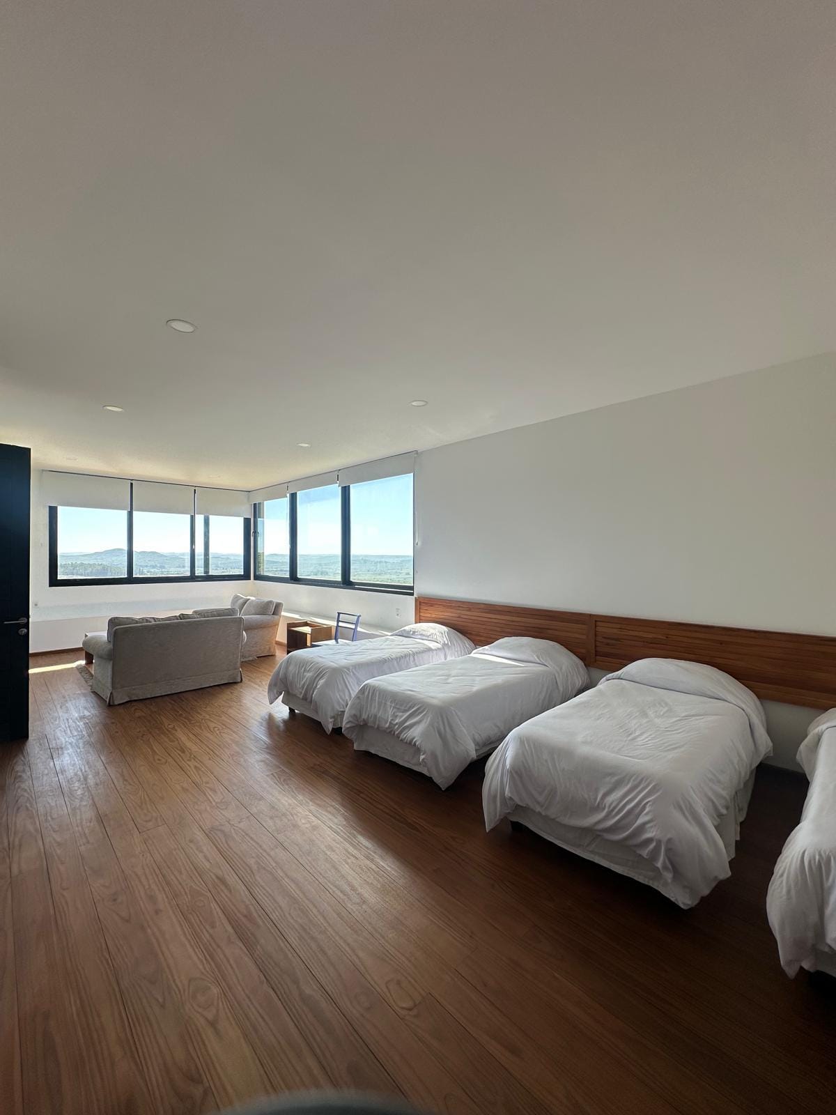 Habitación compartida con camas individuales y vista a la sierra