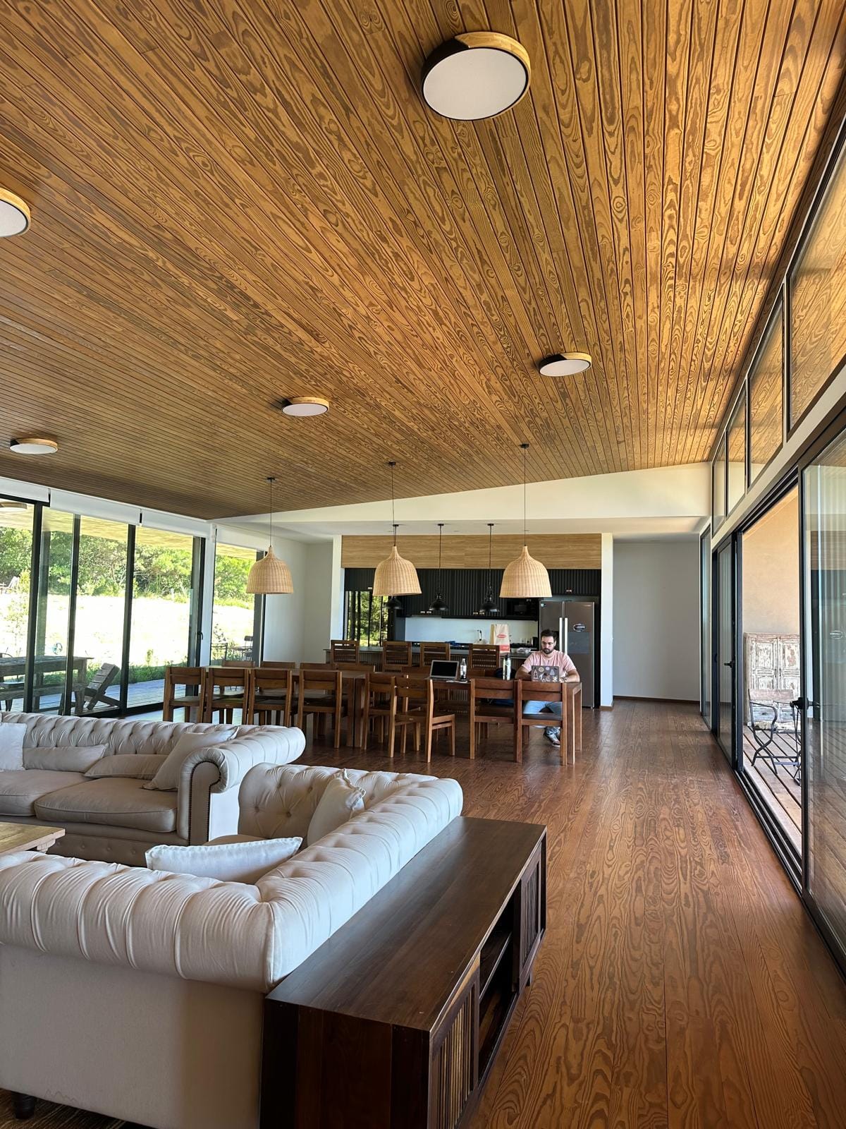 Comedor y living integrado con techos de madera