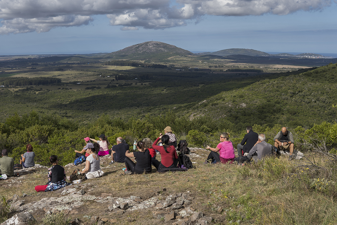 Grupo en un sendero mirando el paisaje de la Sierra de las Ánimas